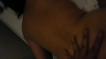 Китаяночка с татухами на теле берет в рот фаллос хахаля и мастурбирует его ручками
